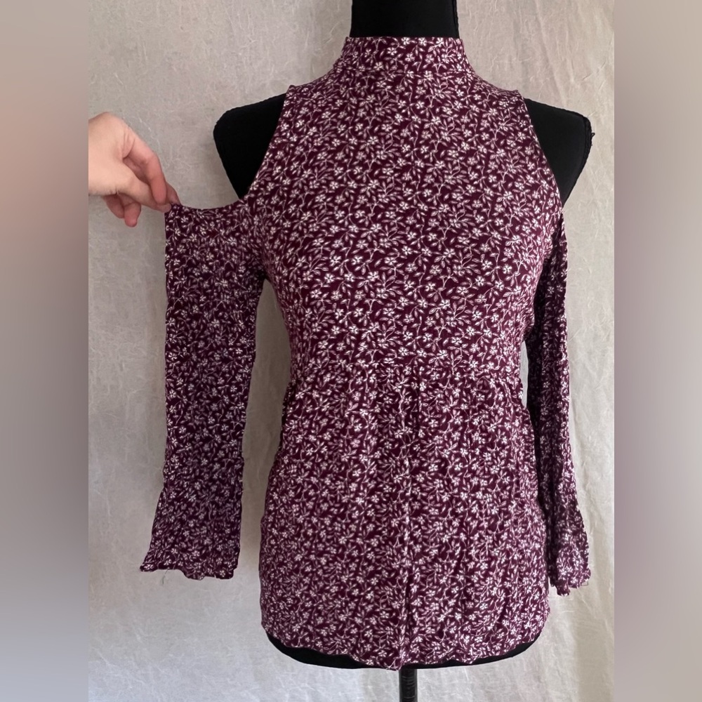 American eagle floral off the shoulder blouse